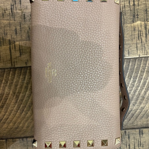 ROCKSTUD GRAINY CALFSKIN WALLET WITH CHAIN STRAP - Picture 4 of 10